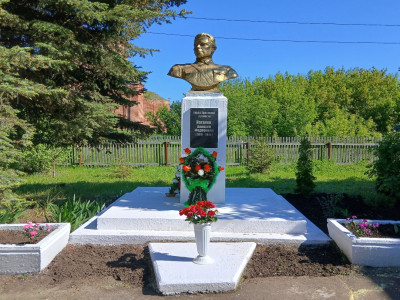 Бюст Наганова Алексея Федоровича.